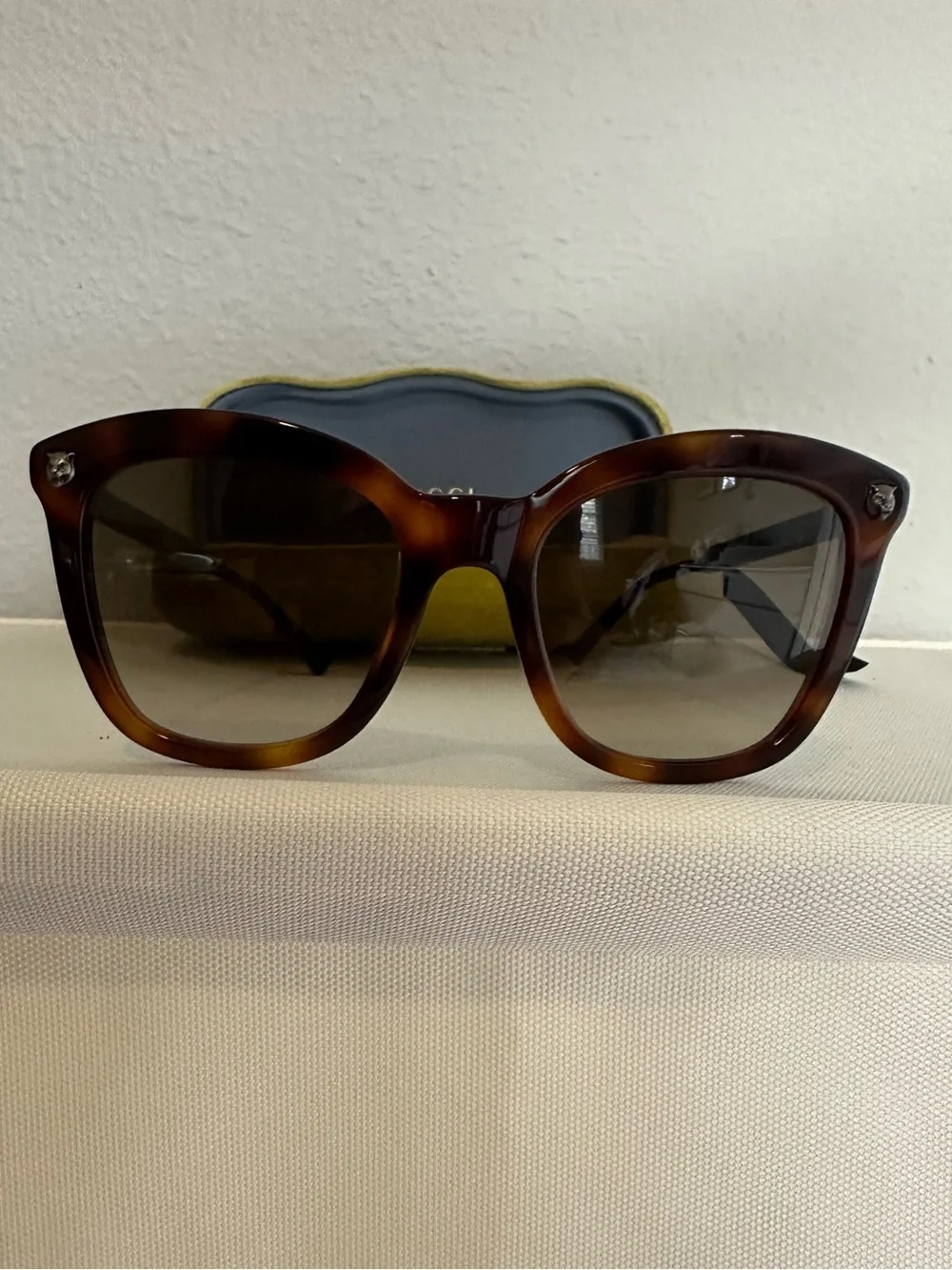 Gucci women’s Tortoiseshell Brown Sunglasses with Dark Lenses